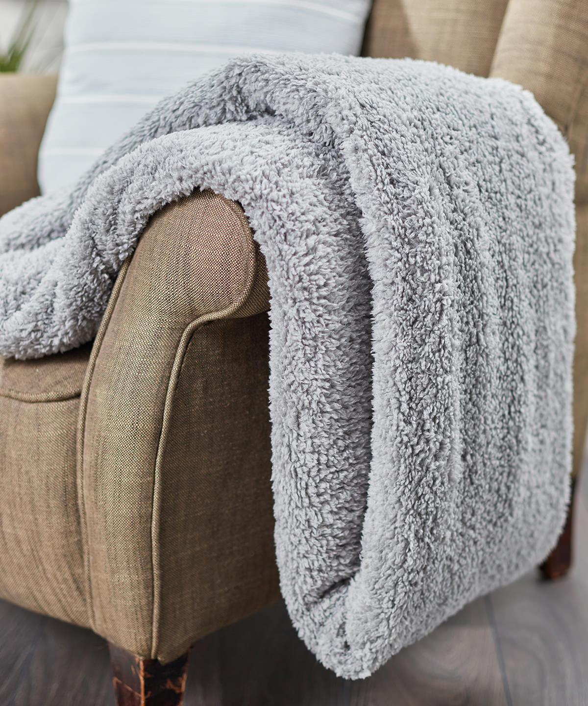 The ribbon teddy bear fabric throw
